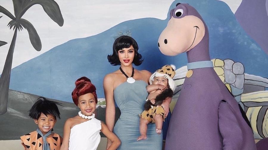Kim Kardashian e a família se fantasiam de Flintstones - Reprodução/Instagram