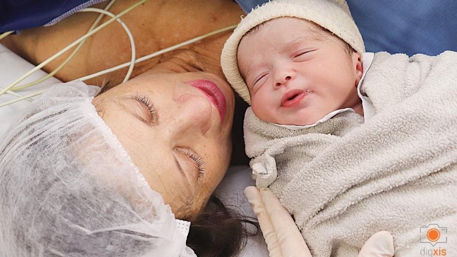 Ana Maria Pontelo Moreira, 61 anos, deu à luz o menino Ian, na cidade de Londrina, no Paraná - Flávia Perini / DIGXIS
