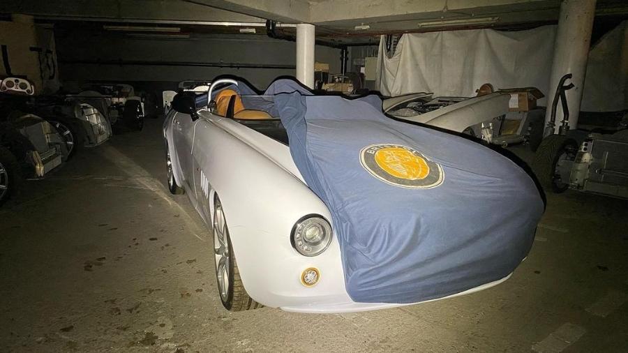 Collin Smith encontrou carros raros enquanto gravava vídeo em estacionamento em Hampshire, na Inglaterra - Reprodução/Instagram