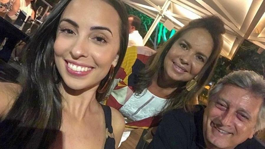 Mariana Galvão, filha do ator Eduardo Galvão, posta foto ao lado dos pais para comemorar aniversário - @mariggalvao/Instagram