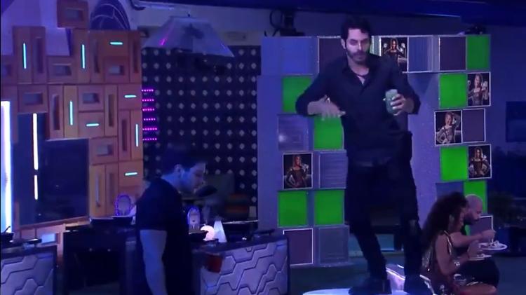BBB 21: Rodolffo tomando conta do palco da festa  da líder Karol Conká - Reprodução/globoplay - Reprodução/globoplay