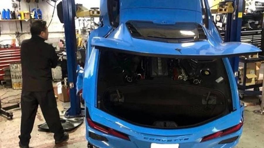 Chevrolet C8 Corvette Stingray é derrubado em oficina - Divulgação