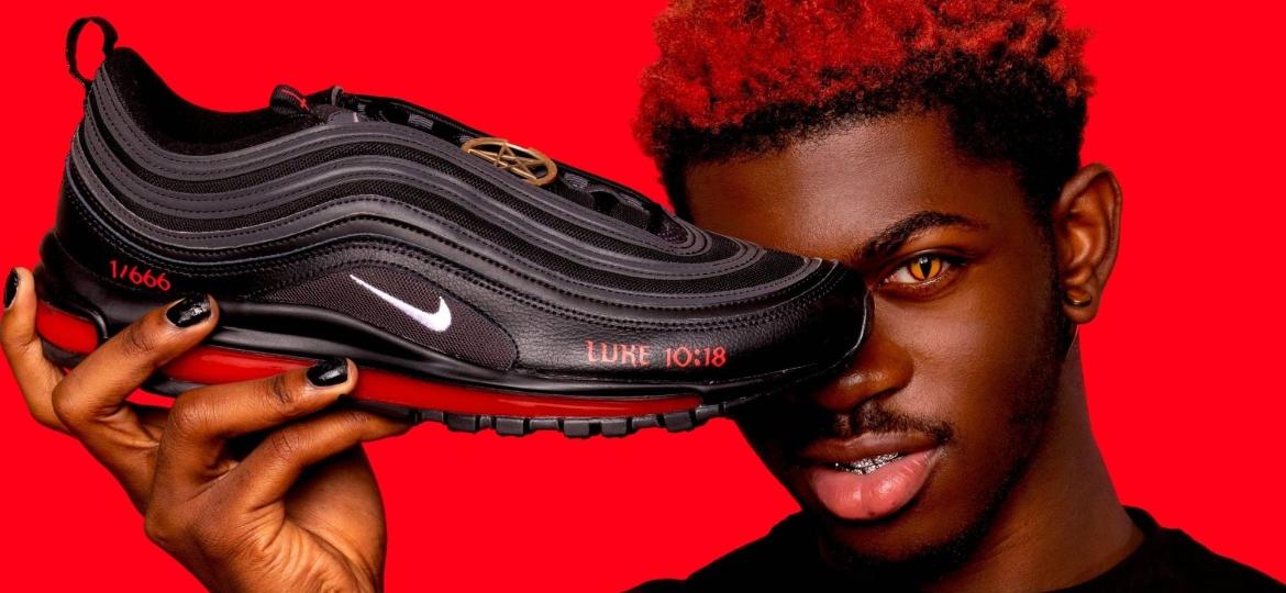 Coletivo de arte MSCHF lançou 666 pares customizados de tênis Nike em colaboração com o rapper Lil Nas X; a marca não gostou - MSCHF
