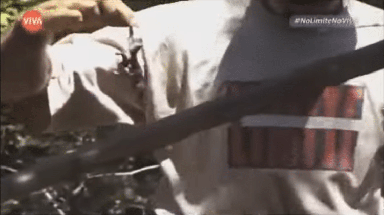 Participante caça lagarto para comer na primeira temporada de "No Limite" - Reprodução/Canal VIVA - Reprodução/Canal VIVA