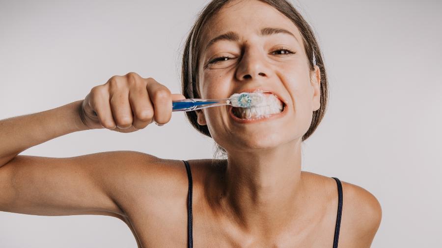 Saiba o que fazer com escova de dente e outros itens após ficar doente - iStock