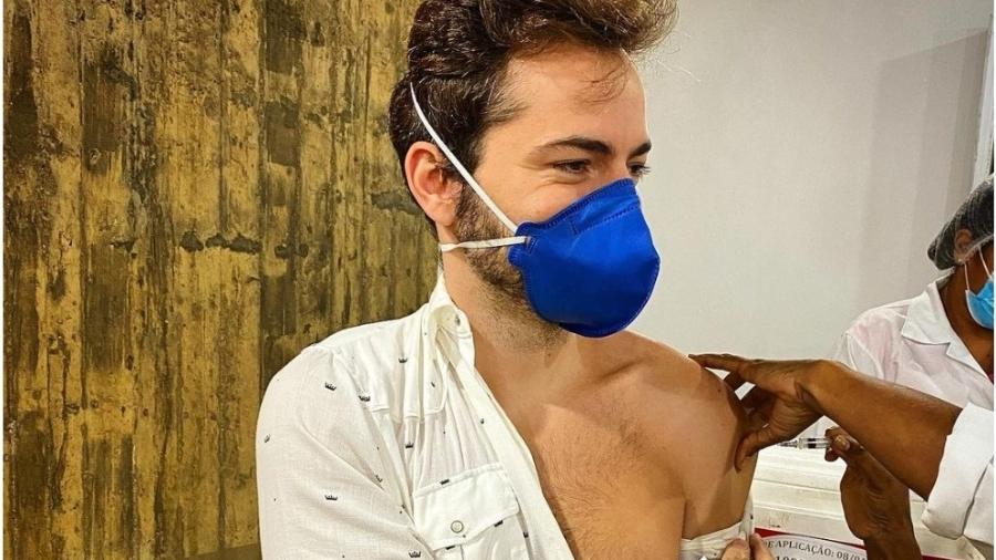 Thales Bretas postou foto de quando recebeu a primeira dose da vacina contra covid em abril - Reprodução: Instagram