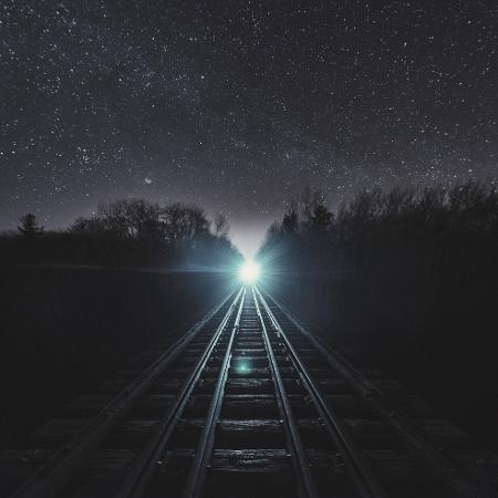 Trem noturno - shaunl/iStock
