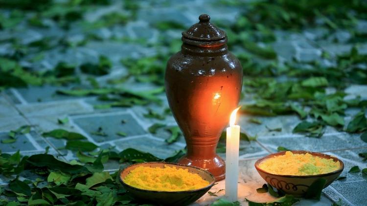 Vela acesa e oferendas em terreiro de candomblé  - Joa_Souza//iStockphoto - Joa_Souza//iStockphoto