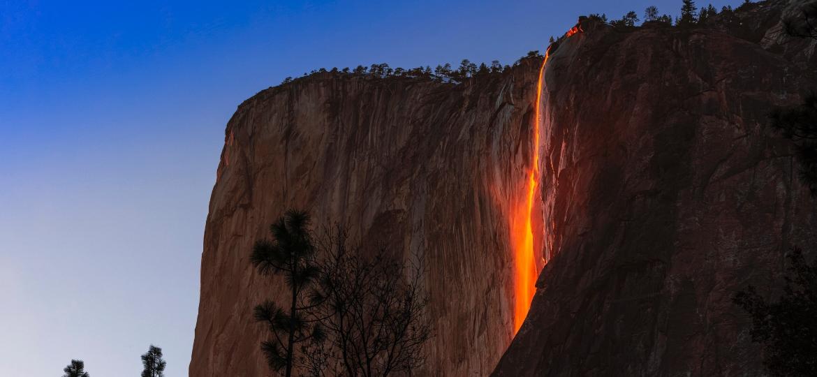 Cascata de Fogo, Horsetail Fall, em Yosemite - iStockphoto