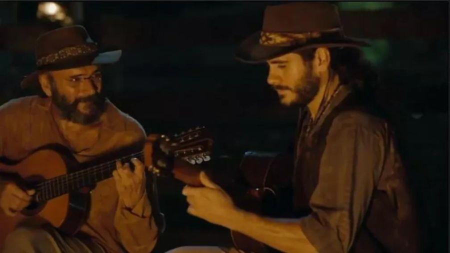 Almir e Gabriel Sater emocionaram em cena que tocam viola em "Pantanal" -  Reprodução/TV Globo