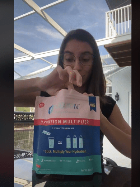 Vídeo com pó que "mutiplica hidratação" viraliza no TikTok; entenda riscos  - Reprodução