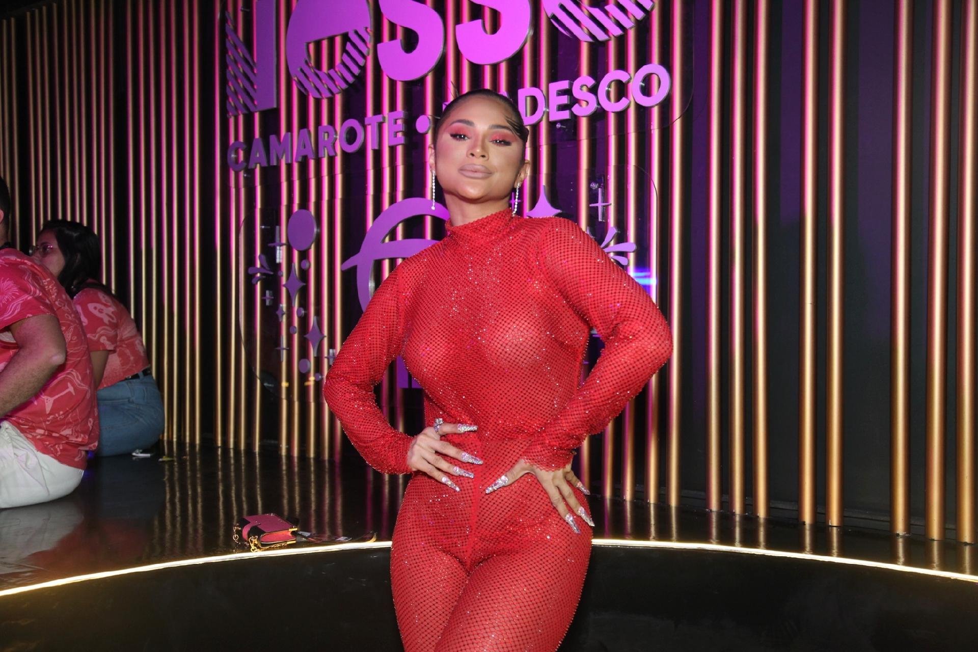 Influenciadora Mileide Mihaile vai de vermelho transparente para curtir o Carnaval do Rio - AGNEWS