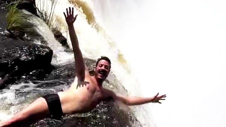 Fábio Porchat na piscina natural mais assustadora do mundo, à beira de um precipício com cerca de 100 metros de altura - Reprodução