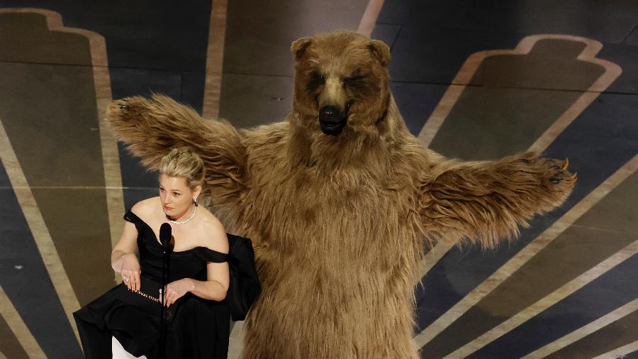 Elizabeth Banks e urso apresentam categoria no Oscar 2023 - Kevin Winter/Getty Images