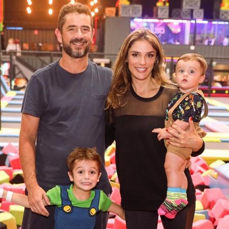 Felipe Andreoli e Rafa Brites com os filhos Rocco e Leon (no colo) - Reprodução/Instagram
