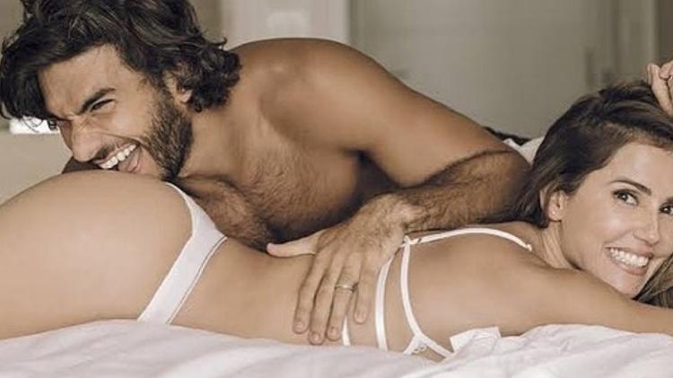 Deborah Secco posa em cliques sensuais com o marido, Hugo Moura