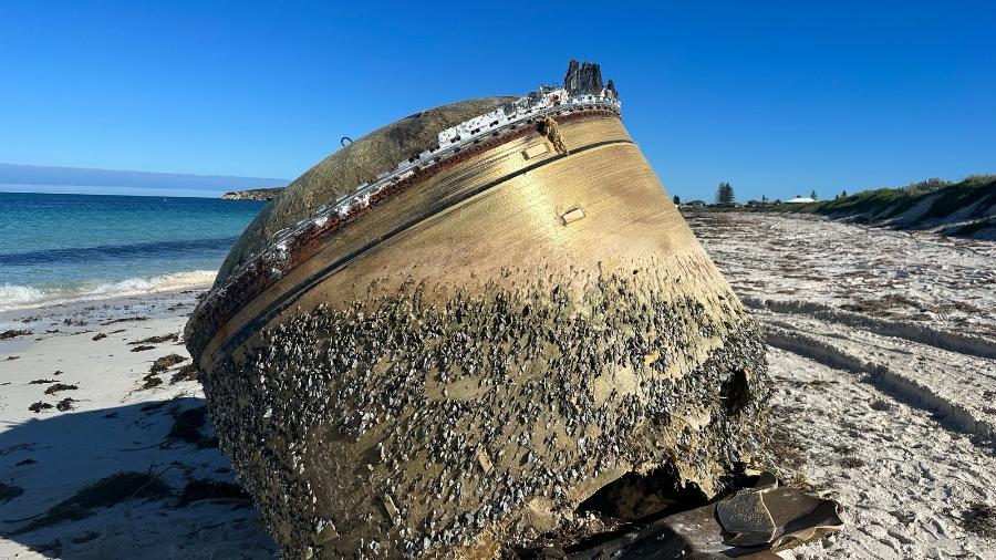 O OVNI encontrado em praia de Jurien Bay, na Austrália - Reprodução/Twitter