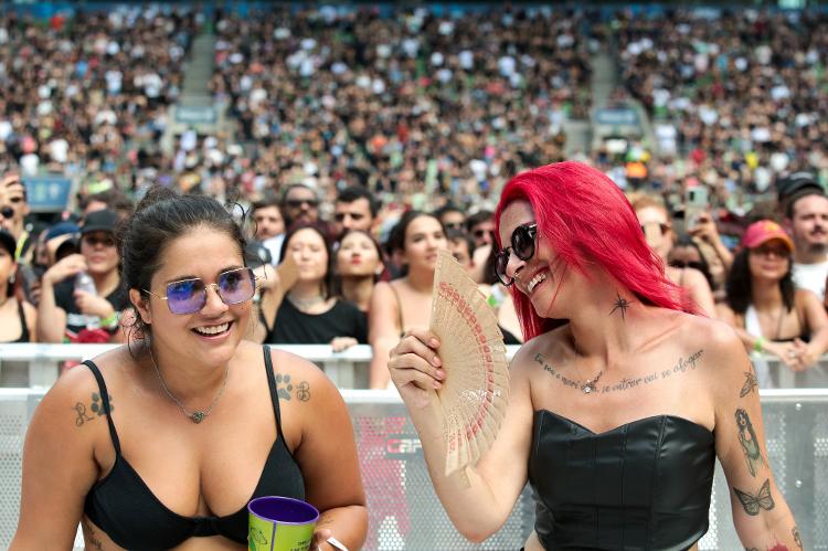 Público tenta se refrescar como pode nesta tarde ensolarada em São Paulo