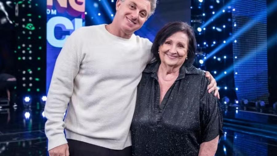 Luciano Huck faz homenagem a Dona Déa no "Domingão"