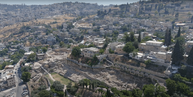 O sítio arqueológico em meio à Jerusalém moderna