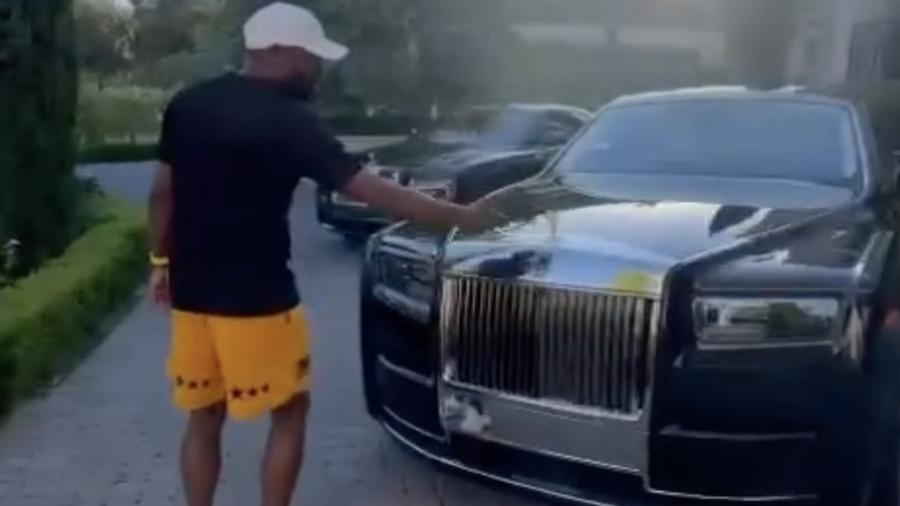 Floyd Mayweather mostra carros