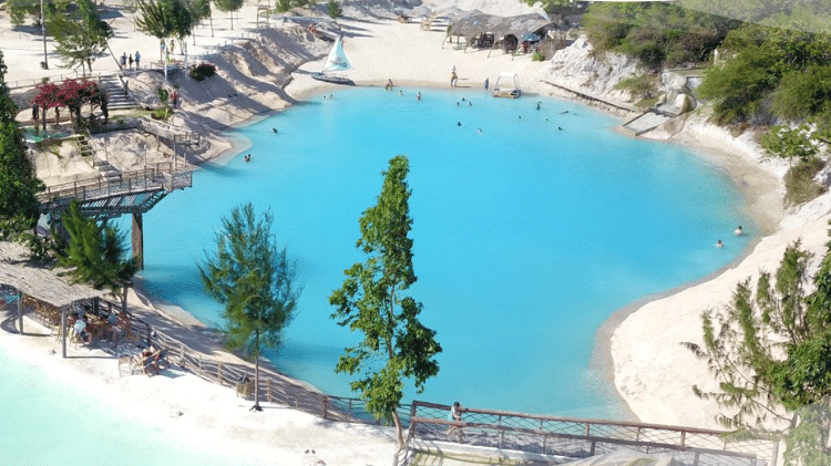 Lagun Beach Club é um clube com piscinas artificiais e restaurantes