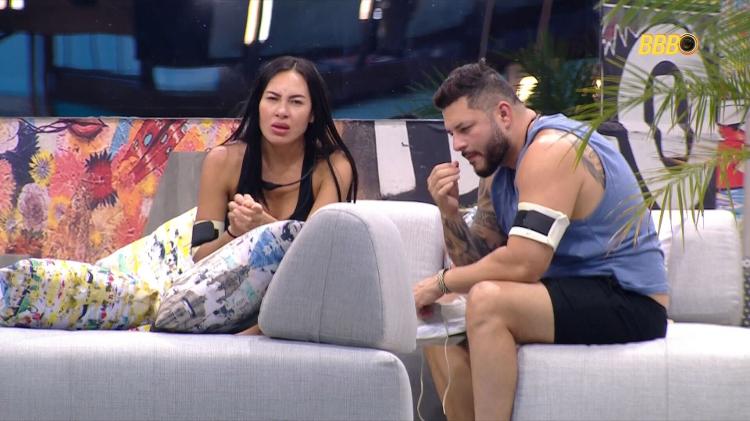 Arleane e Marcelo conversam no sofá Arleane e Marcelo conversam no sofá
