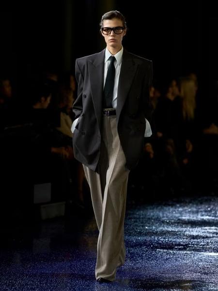 Calça flare de alfaitaria no desfile da Saint Laurent Primavera/Verão 2025 Calça flare de alfaitaria no desfile da Saint Laurent Primavera/Verão 2025