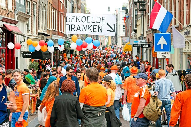O centro de Amsterdã tomado durante a festa O centro de Amsterdã tomado durante a festa