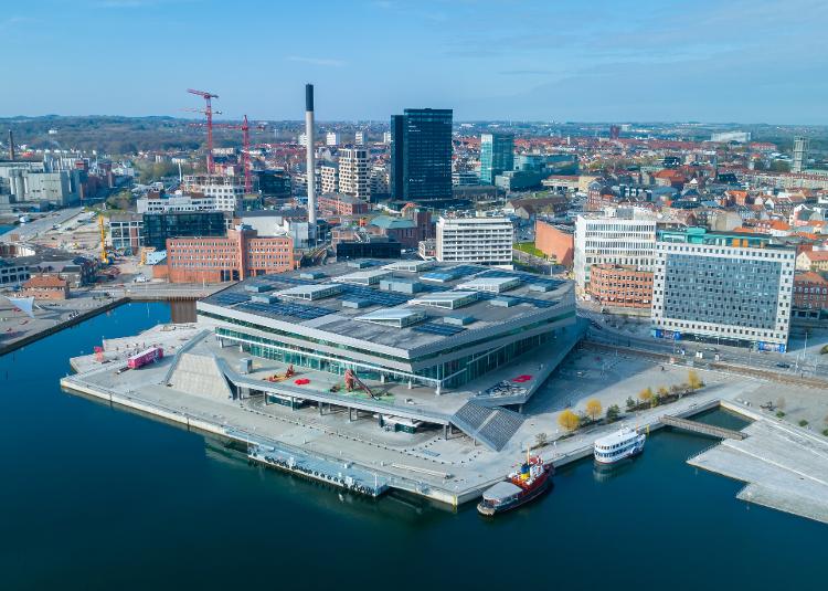 A biblioteca pública e centro cultural Dokk1, em Aarhus A biblioteca pública e centro cultural Dokk1, em Aarhus