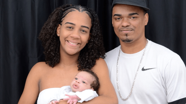 Amanda, Gustavo e o bebê Nathan após saírem do hospital Amanda, Gustavo e o bebê Nathan após saírem do hospital