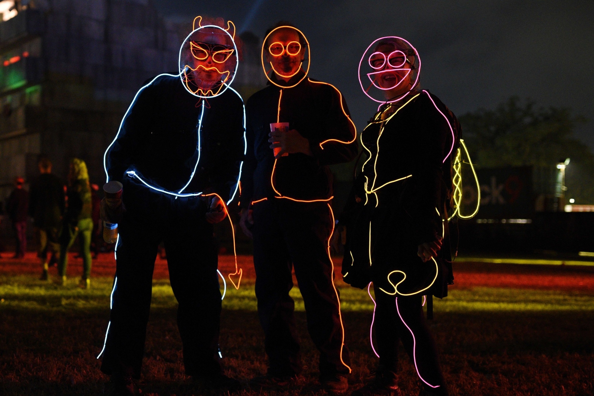 25.jun.2015 - Fãs se vestem com roupas luminosas para acompanhar as atrações noturnas do festival de Glastonbury. - Oli Scarff/AFP