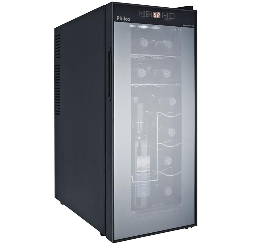 Com capacidade para até doze garrafas, a Adega Philco possui display eletrônico para controle de temperatura, prateleiras deslizantes e porta com vidro duplo e acabamento espelhado. Medindo 25,2 cm de largura x 64,2 cm de altura x 49,9 cm de comprimento, o equipamento está à venda por R$ 589 na Angeloni (www.angeloni.com.br) - Divulgação