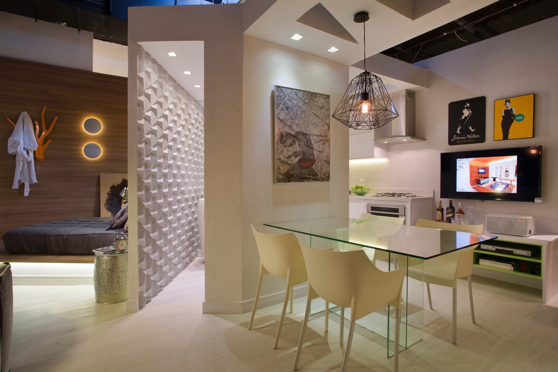 A dupla Nilton Montarroyos e Estela Pinheiro oferece uma solução diferente para quem mora em um imóvel pequeno: posicionar o banheiro no centro do apê e, ao redor do cômodo (delimitado por paredes), distribuir o restante dos ambientes (estar, jantar, cozinha e dormitório) de forma integrada | O projeto está exposto na Morar Mais por Menos RJ (www.morarmais.com.br) até 2 de novembro de 2015 - Denílson Machado/ MCA Estúdio/ Divulgação