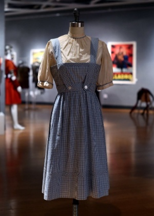 Vestido de Judy Garland usado em "O Mágico de Oz", de 1939, que foi arrematado por US$ 1,56 milhão - Timothy A. Clary/AFP Photo