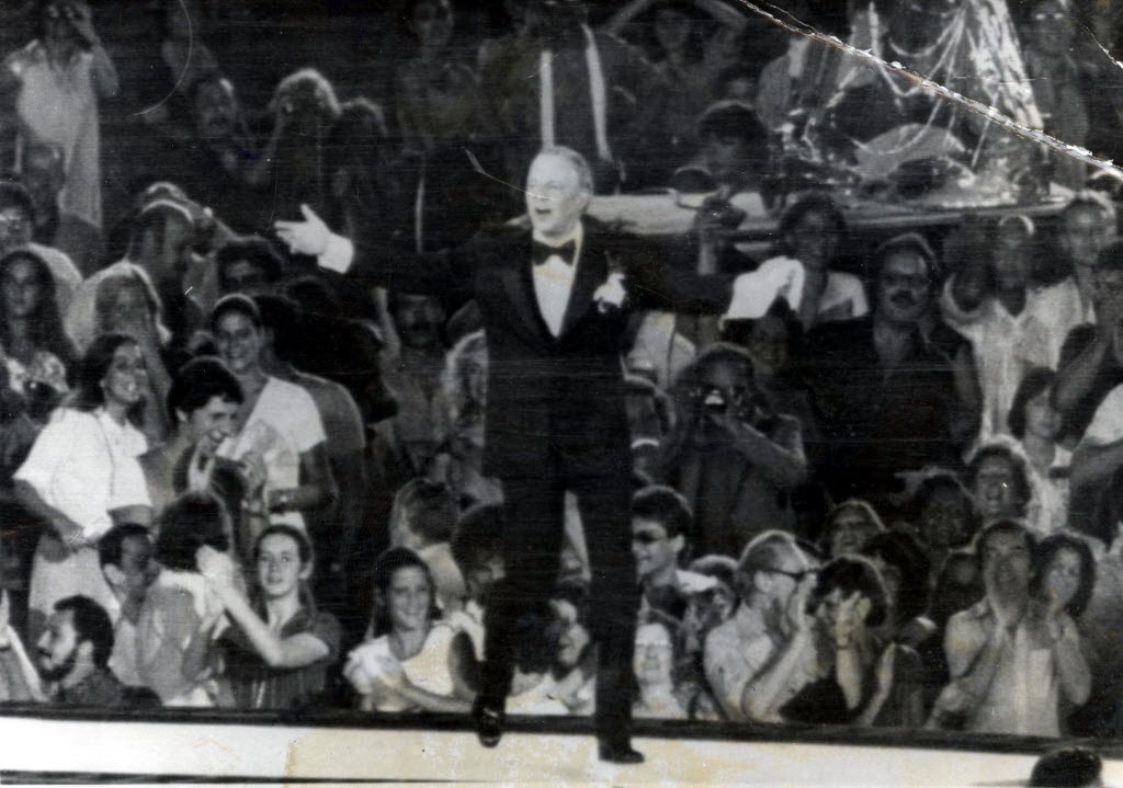 26.jan.1980 - O cantor norte-americano Frank Sinatra durante show no estádio do Maracanã, no Rio de Janeiro - Folhapress