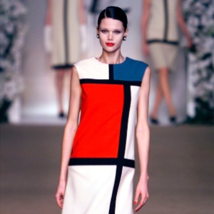 22.jan.2002 - Modelo desfila com o icônico vestido "Mondrian", na despedida de Saint Laurent, em Paris - Reuters/Philippe Wojazer - Reuters/Philippe Wojazer