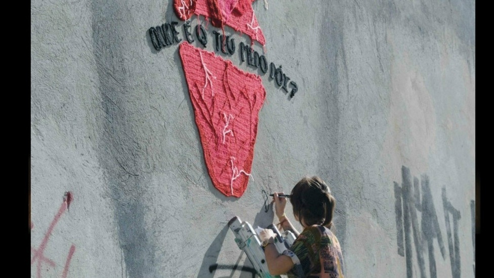 A paulista Karen Bazzeo, 30, tem usado um hobby de infância, o crochê, em instalações em muros de cidades como São Paulo e Rio de Janeiro - Renata Ottoni