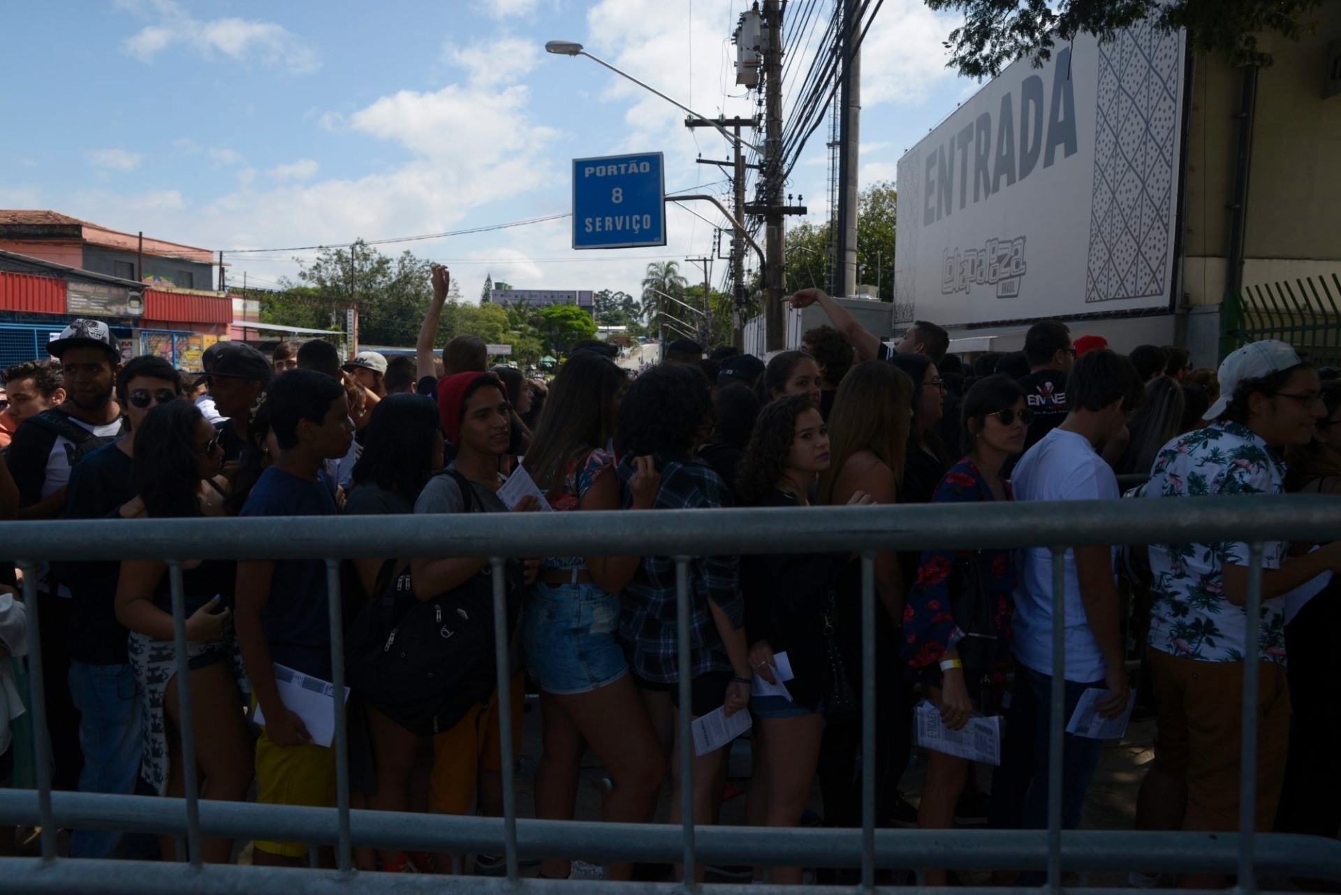 12.mar.2016 - Portões do autódromo de Interlagos, em São Paulo, abrem às 11h06 para o primeiro dia de Lollapalooza Brasil 2016 - Rafael Roncato/UOL