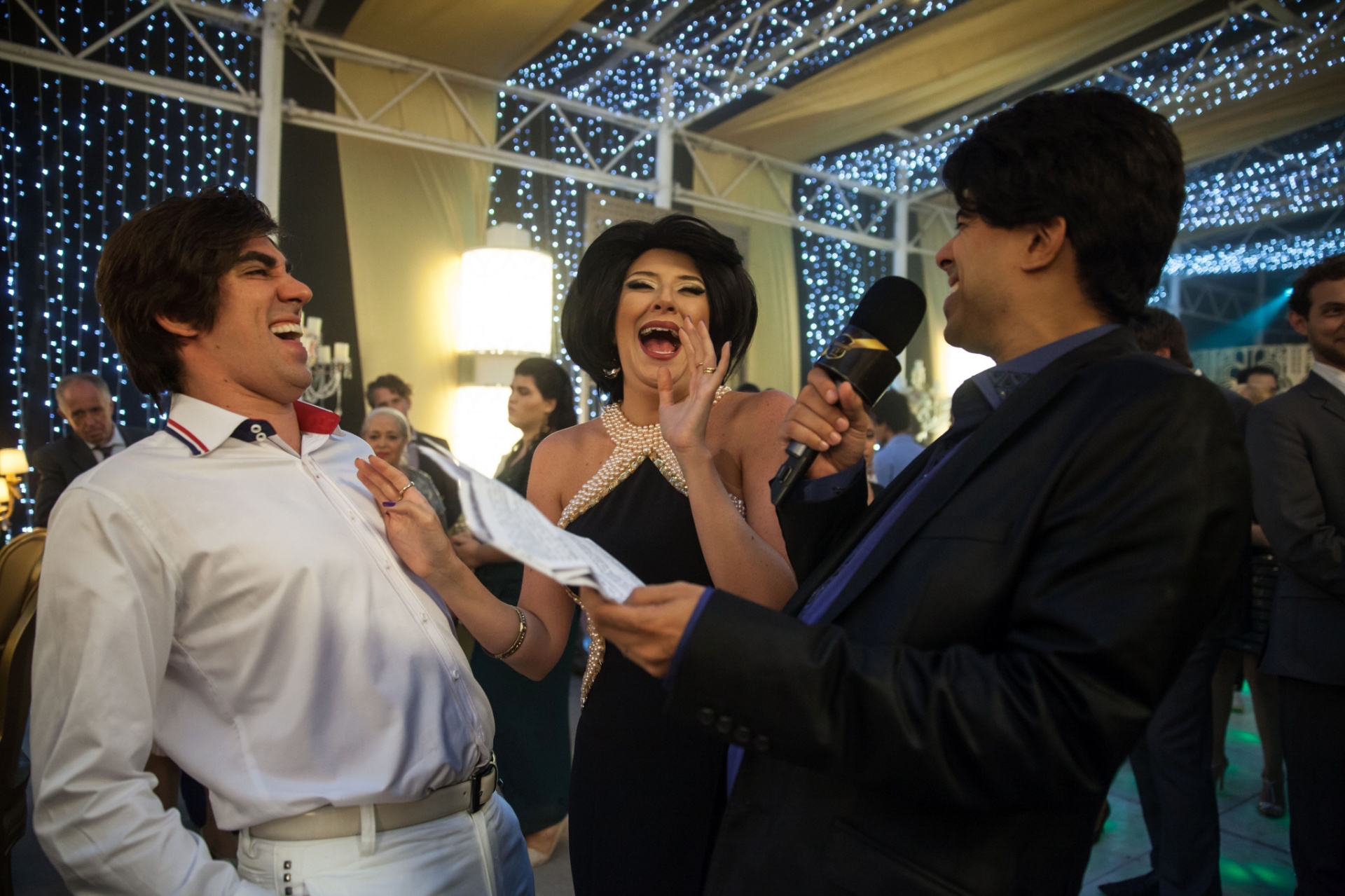 Rick Matarazzo (Marcius Melhem) entrevista o casal Karlakian para a cobertura do "Balada Vip" no "Tá no Ar" - Pedro Curi/TV Globo