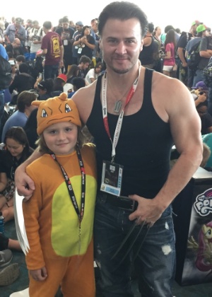 Vestido como Wolverine, James Edwards, 40, acompanhado do filho Kadence Edwards, 8, de Pokémon, participam da San Diego Comic-Con - Felipe Branco Cruz/UOL - Felipe Branco Cruz/UOL