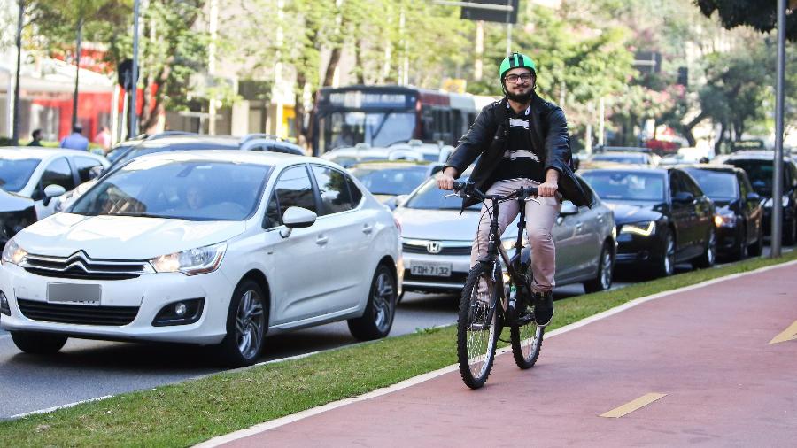 Ciclista pedala na ciclovia da avenida Faria Lima, em São Paulo - Ricardo Matsukawa/UOL