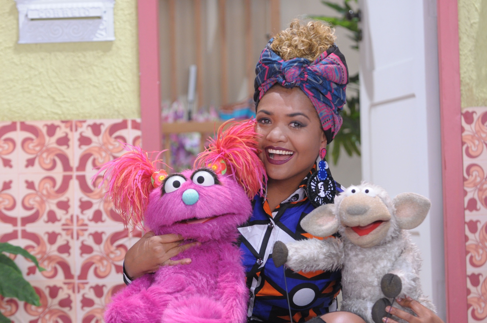 A cantora Gaby Amarantos grava com a boneca Bel a nova versão de "Sésamo" - Jair Magri/TV Cultura