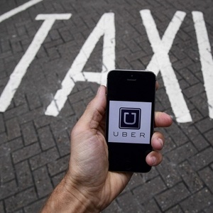 Uber enfrenta polêmica com taxistas em várias partes do mundo - Toby Melville/Illustration/Reuters