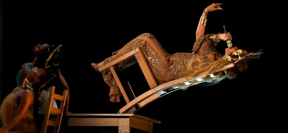 Beyoncé é "derrubada" de cadeira propositalmente durante apresentação no Grammy 2017 - Lucy Nicholson/Reuters