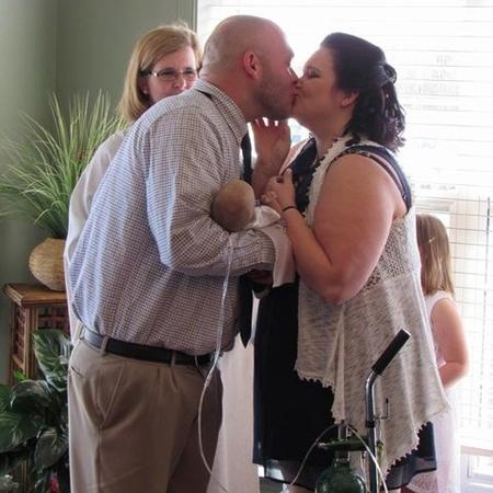 Patricia e Christopher se casam com o filho, Conner, nos braços - Reprodução/Facebook