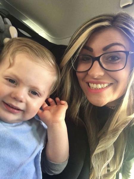 Danielle Styles, 25, e seu filho mais velho, de 1 ano - Reprodução/Facebook - Reprodução/Facebook