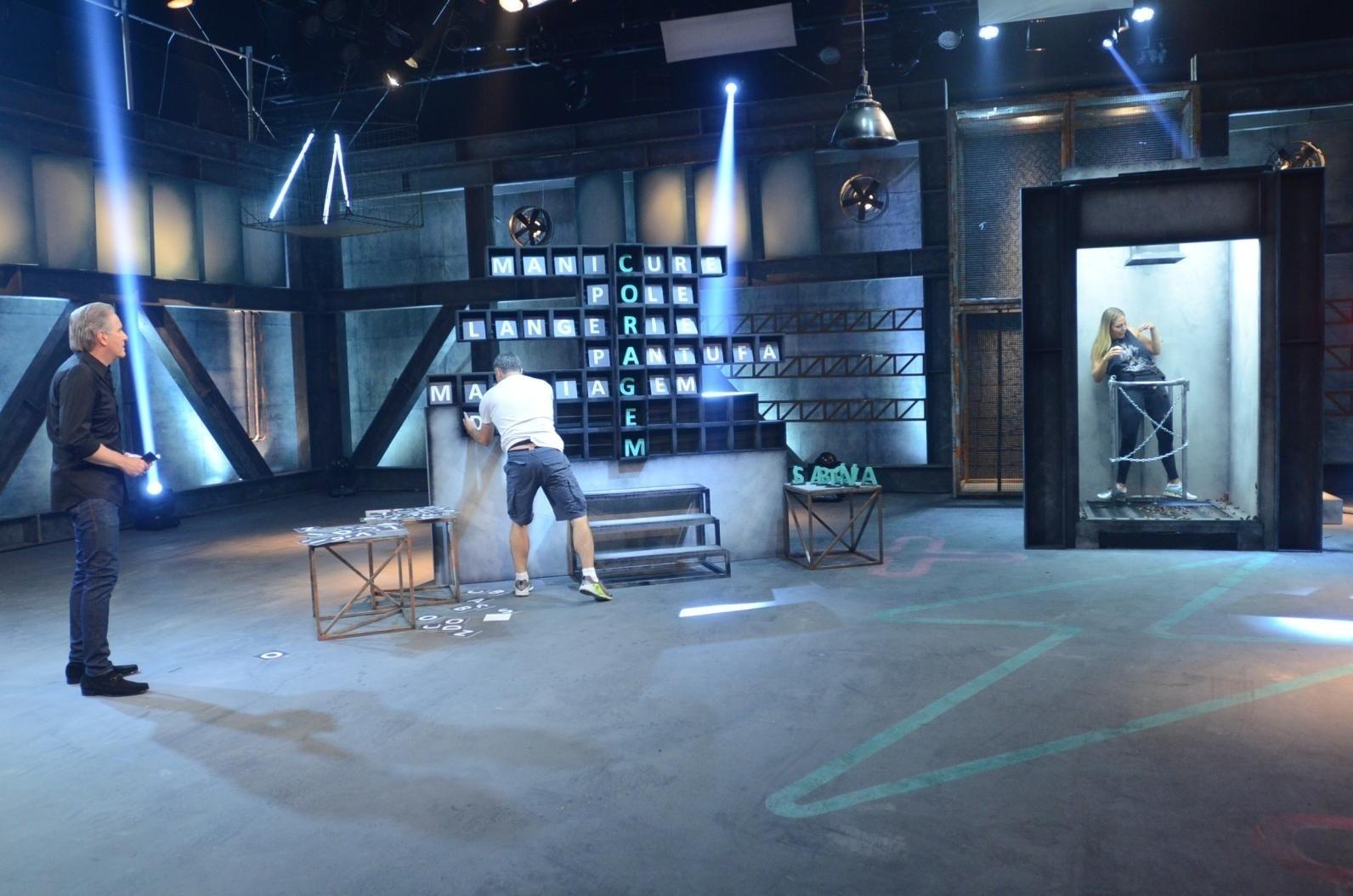 Maridos precisam acertar palavra cruzada para salvarem suas mulheres de chuva de baratas - Edu Moraes e Antonio Chahestian/Record TV