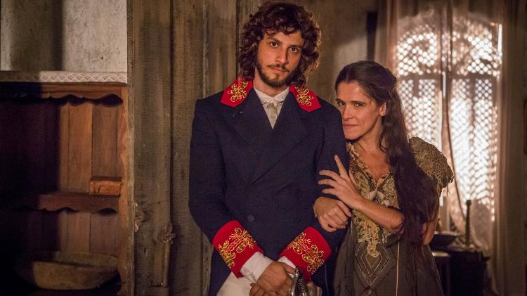 Joaquim (Chay Suede) e Elvira (Ingrid Guimarães) em "Novo Mundo" - Paulo Belote/TV Globo - Paulo Belote/TV Globo