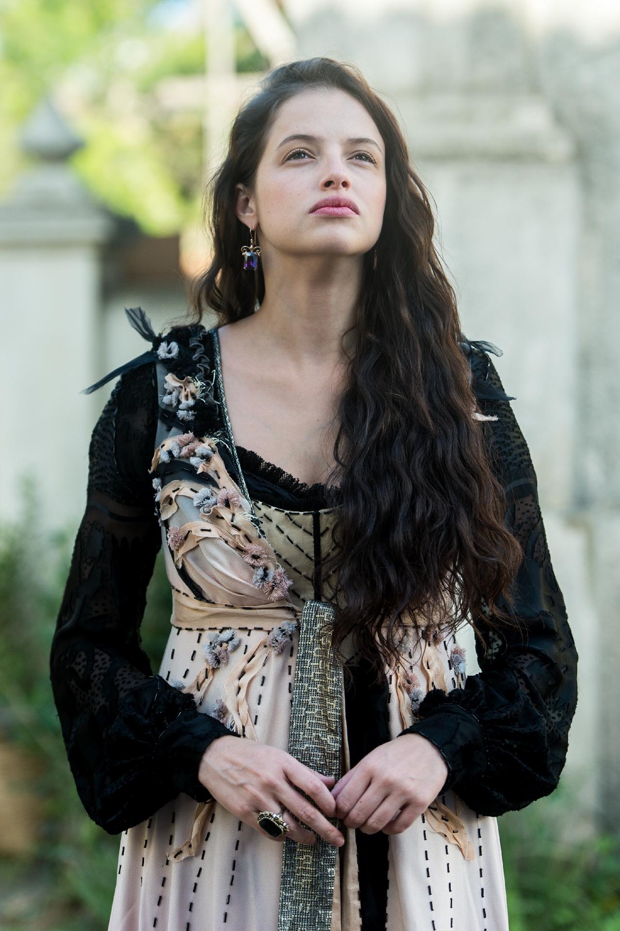 Domitila (Agatha Moreira) se assusta com uma pedra que atravessa a vidraça e descobre que sua casa foi pichada em "Novo Mundo" - Raquel Cunha/TV Globo